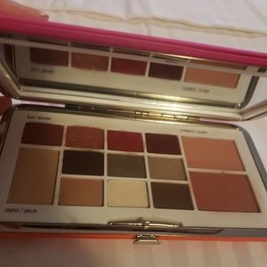 Clinique eyeshadow and lip palette